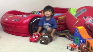 Tomuhle klukovi je teprve 6 let a&nbsp;už vydělává miliony dolarů! Děti milují jeho VIDEA