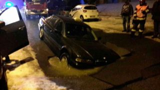 V centru Chebu se propadla vozovka, do díry najel vůz taxislužby, HZS Karlovarského kraje
