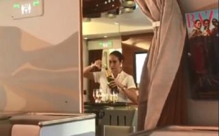 Letecká společnost má pořádný skandál! VIDEO, na&nbsp;kterém letuška nalévá šampaňské zpět do lahve