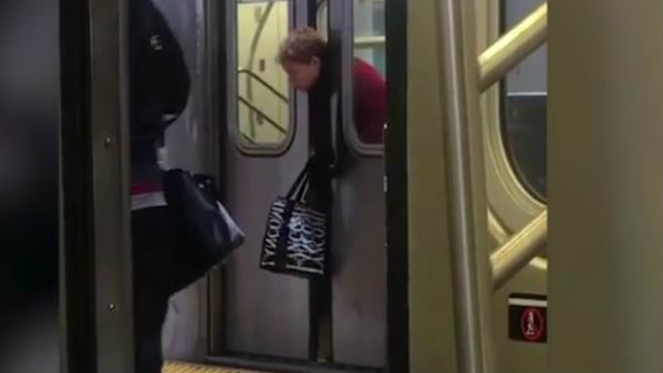 Neuvěřitelná lhostejnost! Žena se zasekla hlavou ve dveřích metra, lidé ji ignorovali. VIDEO