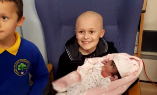 Bojovník! Chlapec (9) dočasně zvítězil nad rakovinou, aby mohl poznat svou sestřičku