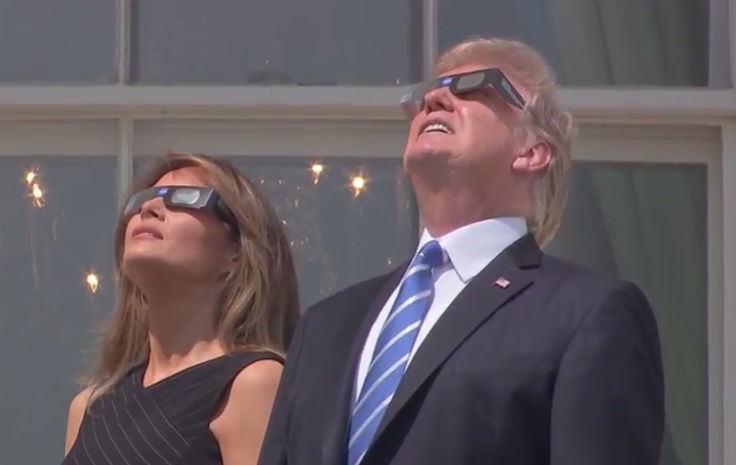 Miliony Američanů pozorovaly zatmění Slunce, včetně Trumpa