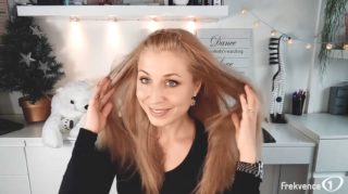 Hairstyle s&nbsp;Ellie: Romantická zimní čelenka. Upleťte si ji jednoduše z&nbsp;vlastních vlasů