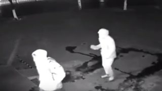 Pat a&nbsp;Mat mezi zloději. Chtěli rozbít výlohu, směje se jim teď celý svět. VIDEO