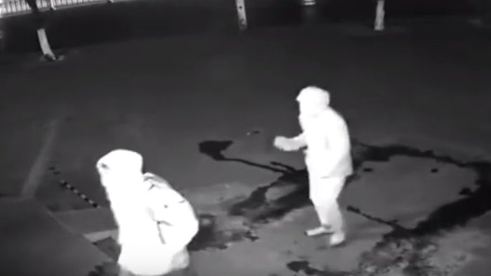 Pat a Mat mezi zloději. Chtěli rozbít výlohu, směje se jim teď celý svět. VIDEO
