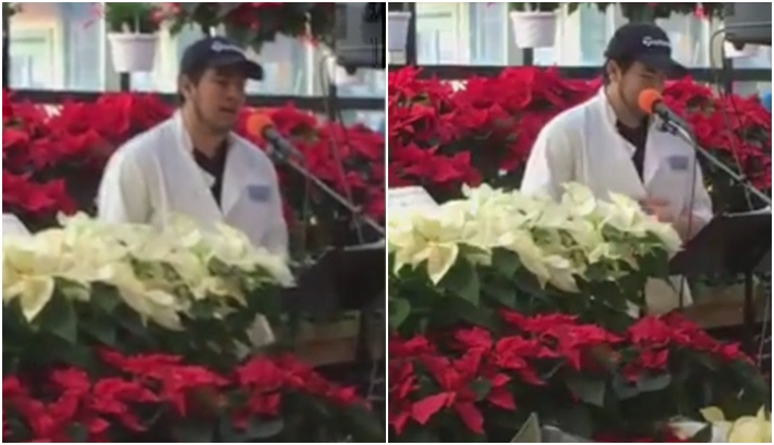 To je hlas! Prodavač začal zpívat koledy, lidé nevěřili vlastním uším. VIDEO