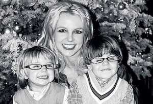 Popiska z článku v Mirror.co.uk: Vypadá to, že Britney hraje všechno do karet pro nový život s novou bollywoodskou láskou