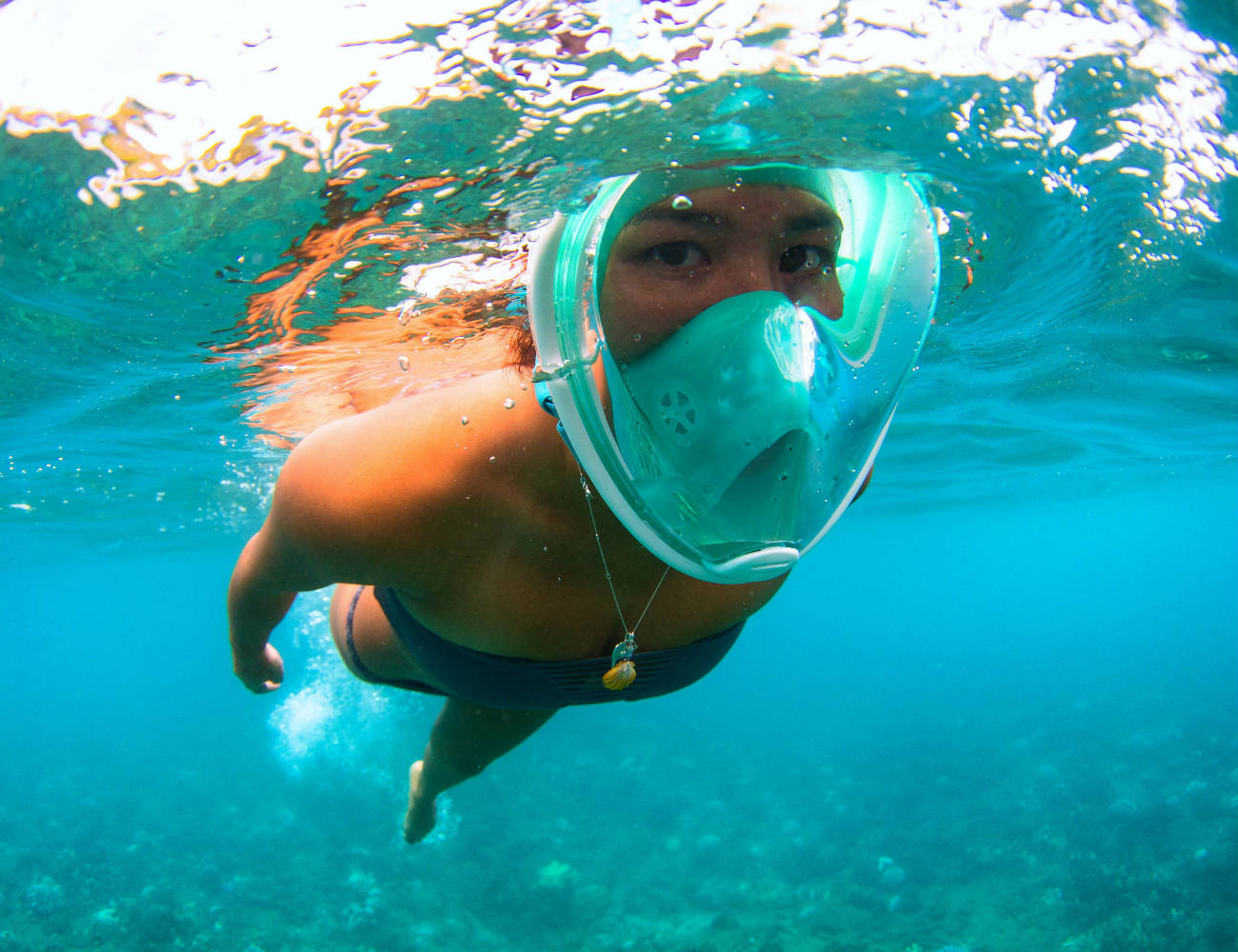 Маска водяной видео. Девушка в маске для плавания. Снорклинг трубка. Маска под водой. Маска плавать под водой.